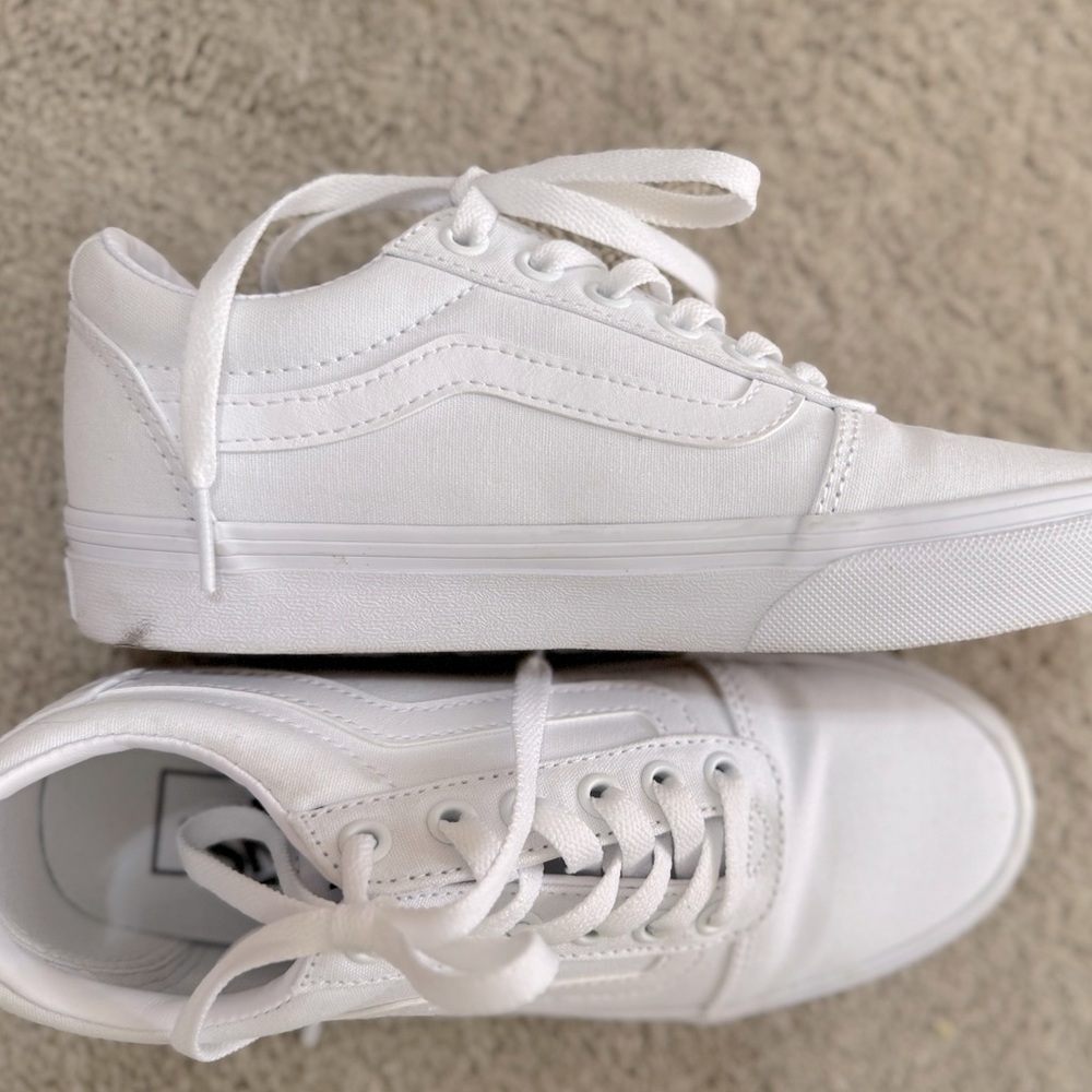 Size 6 LIKE NEW VANS 🤍🫶✨